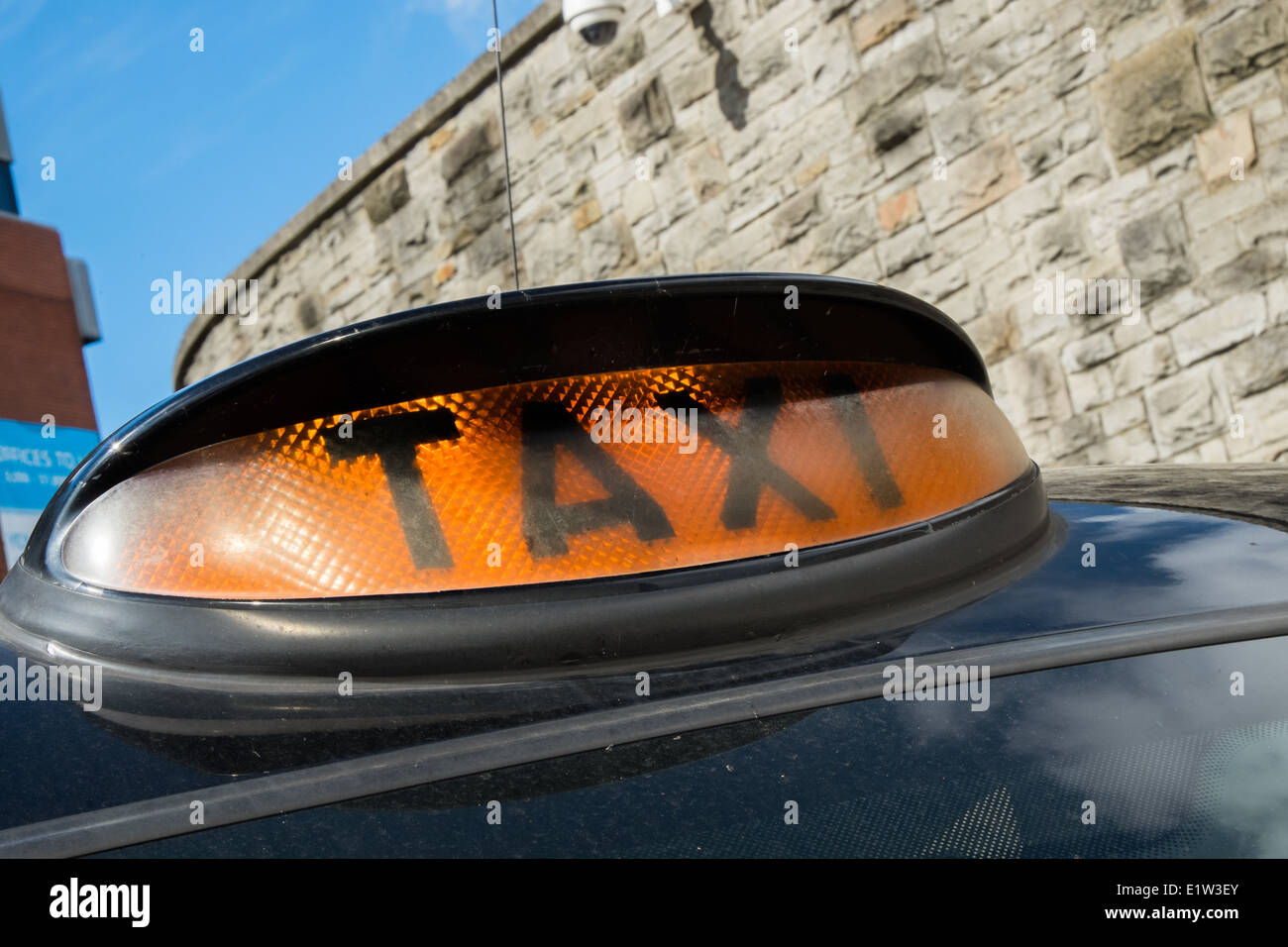 L'éclairage d'enseigne sur un taxi noir londonien traditionnel Banque D'Images