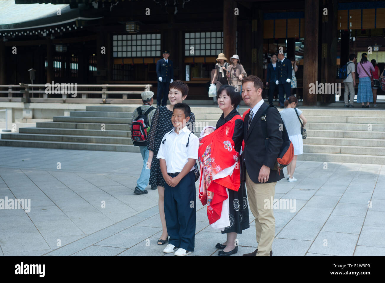 Tokyo Japon 2014 - Une famille de touristes à Tokyo Meiji Shrine Banque D'Images