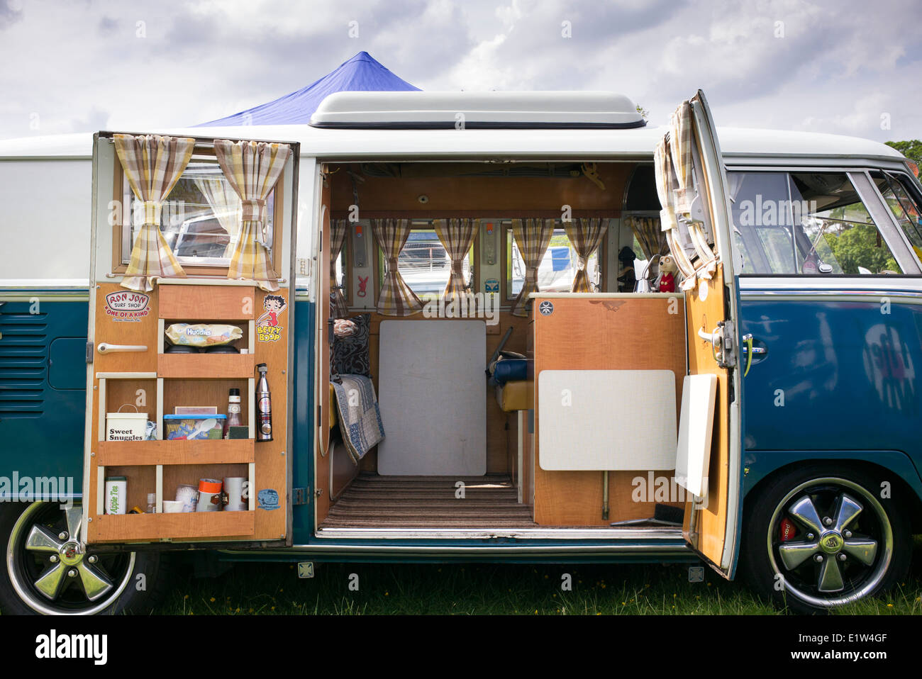 VW Volkswagen écran partagé à l'intérieur de camping-car une VW Show.  L'Angleterre Photo Stock - Alamy