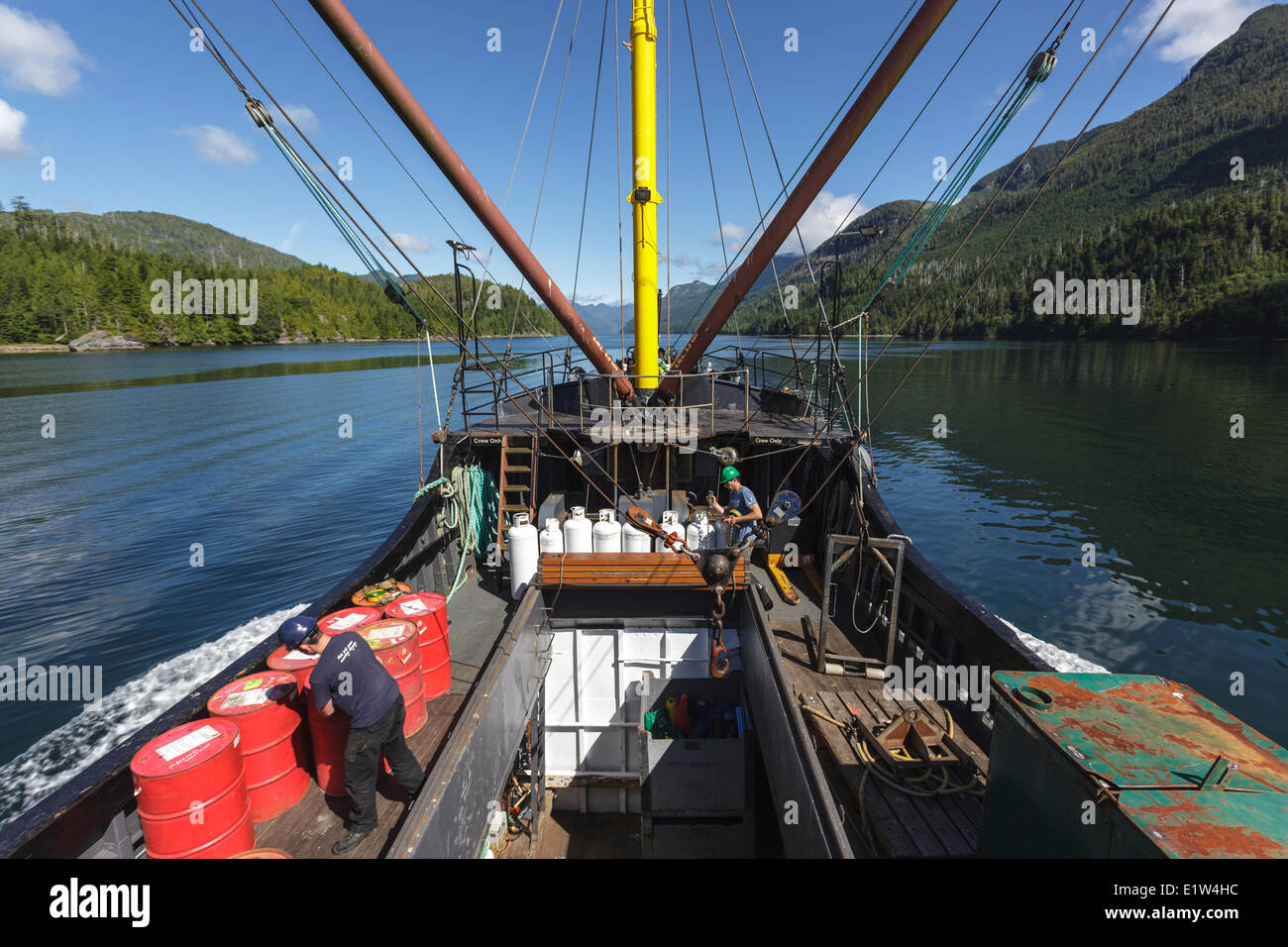 Deux membres de l'équipage de l'Uchuck 111 fûts de carburant se préparer pour la livraison le long de la côte de la Colombie-Britannique du Canada.Pas de publication Banque D'Images