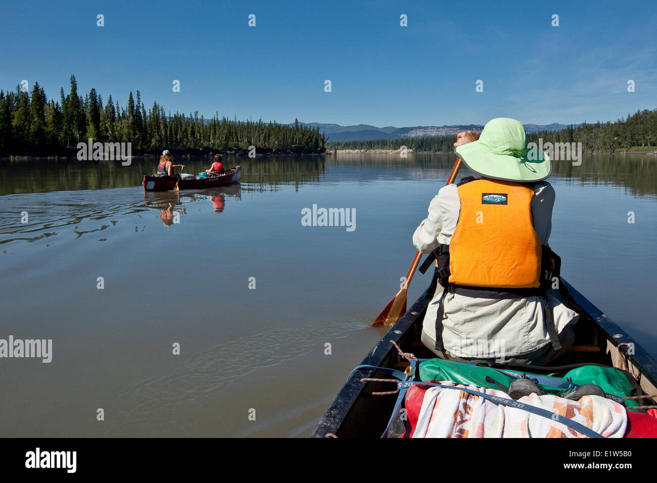 Deux canoës sur la rivière Nahanni, la réserve de parc national Nahanni, Territoires du Nord-Ouest, préserver le Canada. Banque D'Images