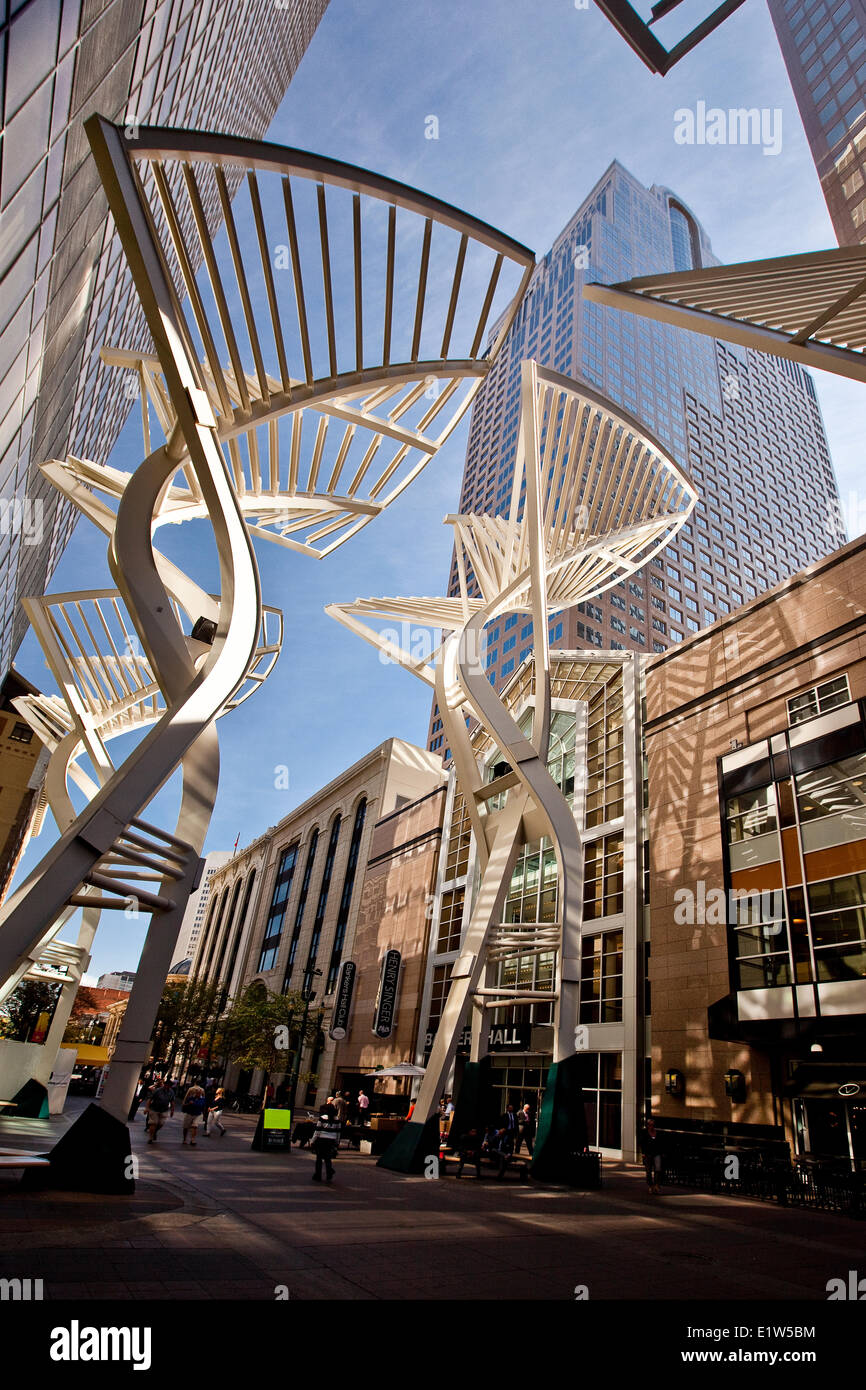 L'acier "arbres" sculpture conçue pour réduire des rafales de vent entre les bâtiments de l'avenue Stephen, le centre-ville de Calgary, Alberta, CA Banque D'Images