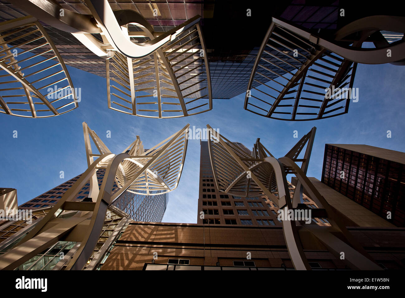 L 'acier' Arbres sculpture conçue pour réduire des rafales de vent entre les bâtiments de l'avenue Stephen centre-ville de Calgary, Alberta Banque D'Images
