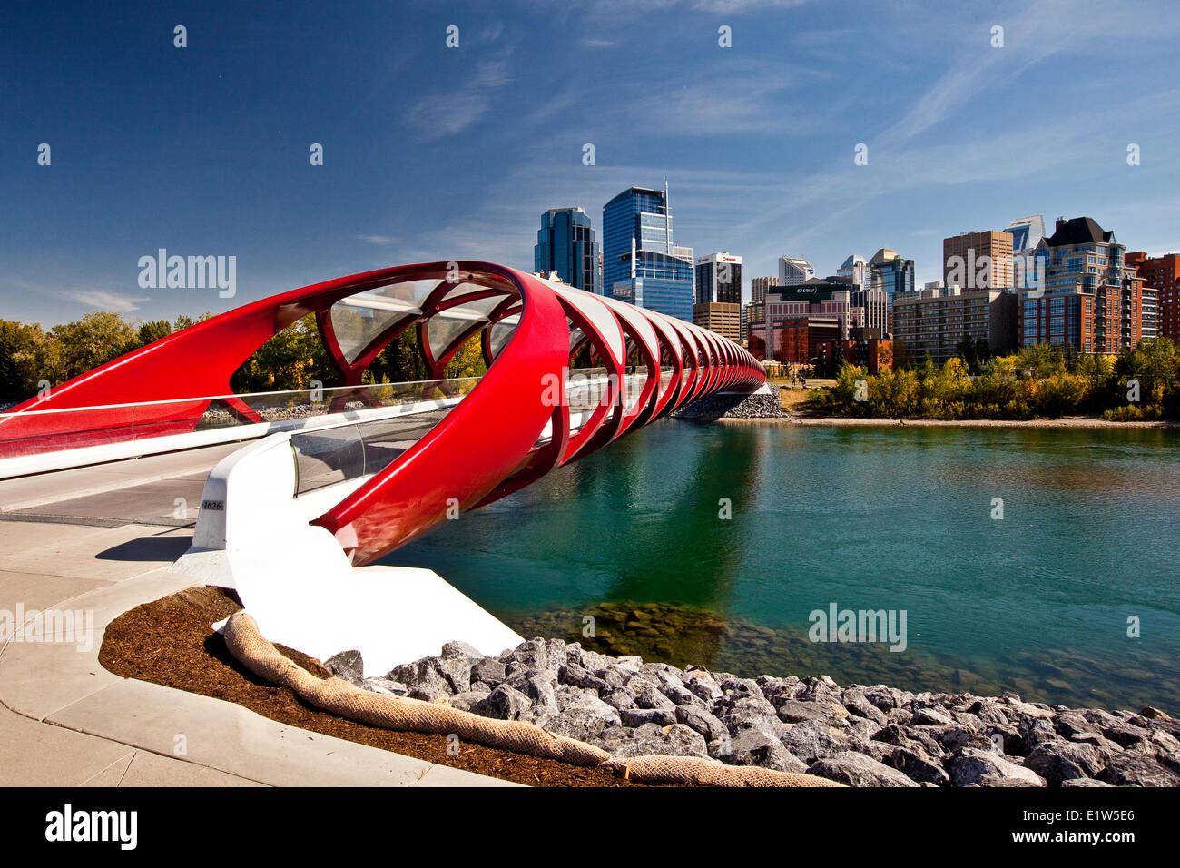 Pont Peace Calgary centre-ville de tours d'habitation (Peace Bridge est un pont piétonnier conçu par le célèbre architecte espagnol Banque D'Images