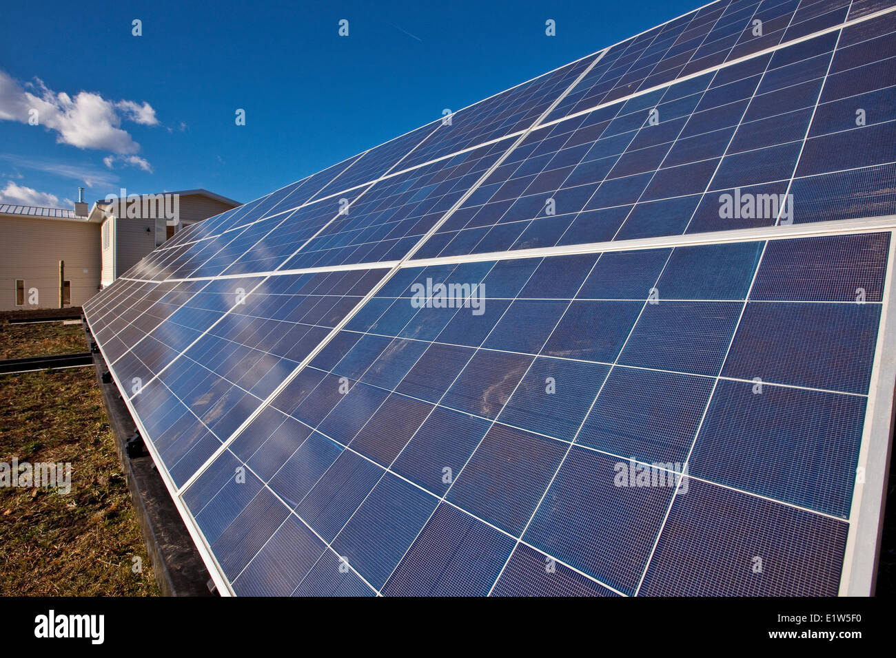 Des panneaux solaires sur une ferme près de Black Diamond, de l'Alberta, au Canada. Banque D'Images