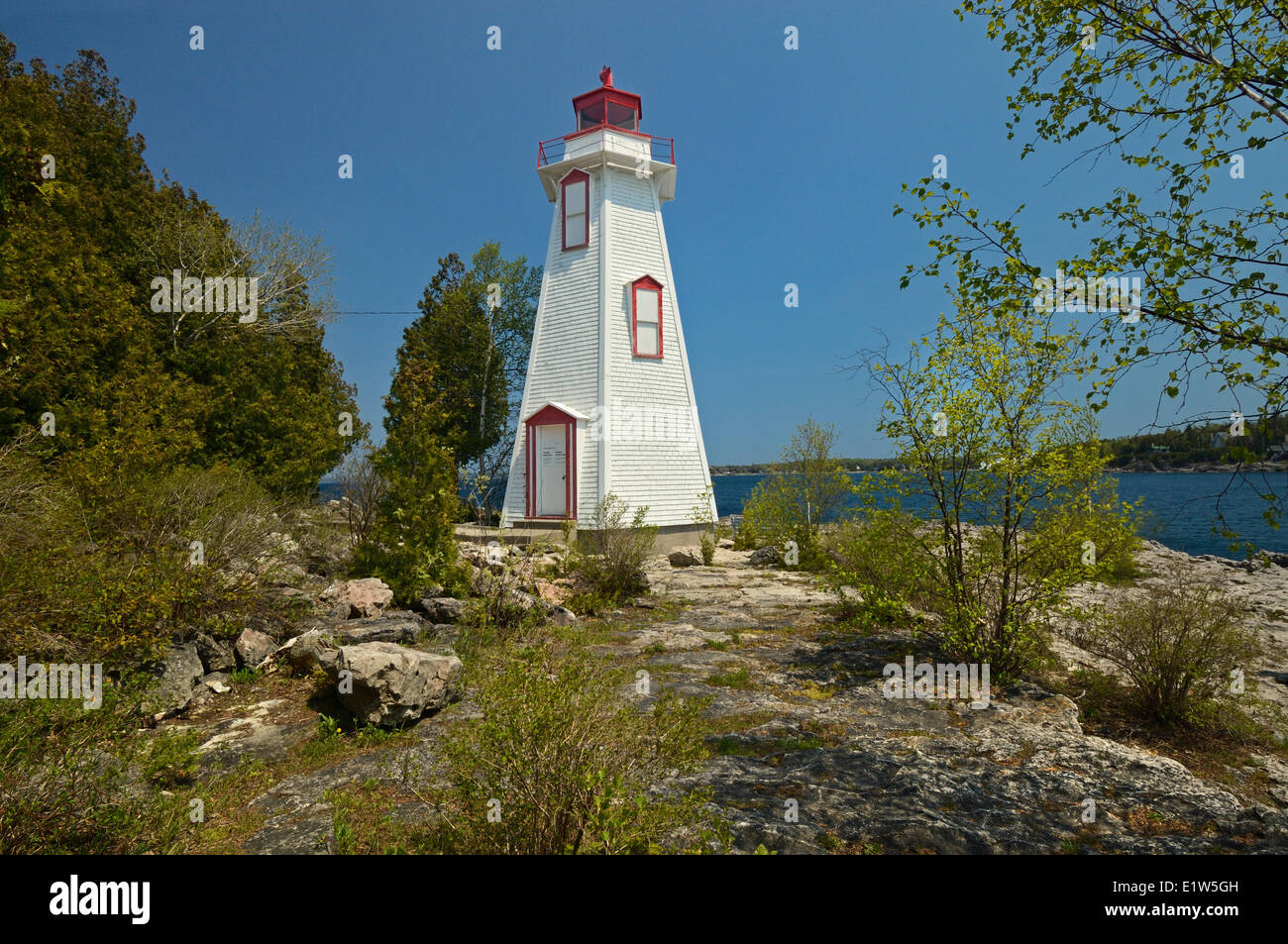 Grande baignoire phare dans le lac Huron. Sur la baie Georgienne Péninsule Bruce, Tobermory, Ontario, Canada Banque D'Images