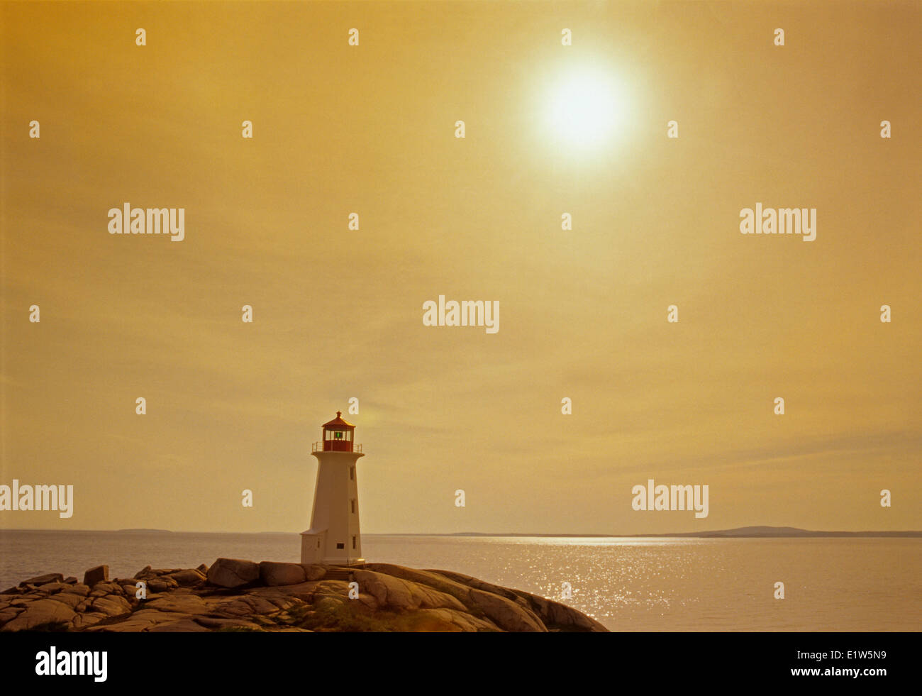 Le phare de Peggy's Cove et de l'océan Atlantique, en Nouvelle-Écosse, Canada Banque D'Images