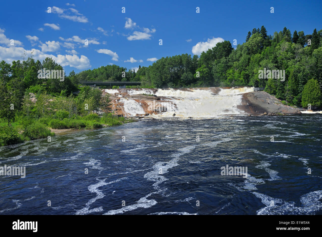 Chute d'eau sur la rivière du Sault-au-Mouton, Longue Rive, Québec, Canada Banque D'Images