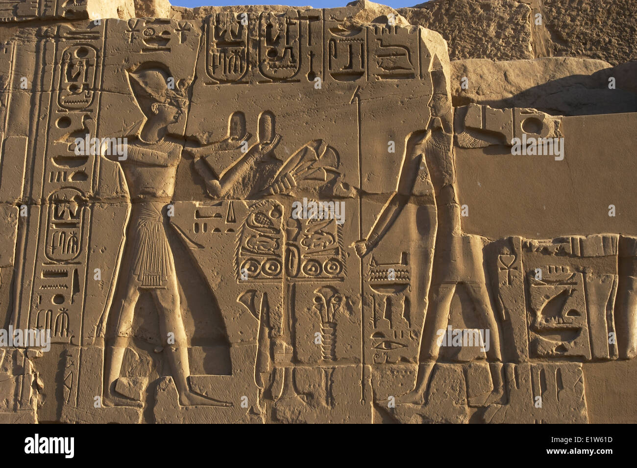 L'art égyptien Le Temple de Karnak complexe. Le pharaon Ramsès II Faire une offrande à un dieu égyptien. 19e dynastie. Banque D'Images