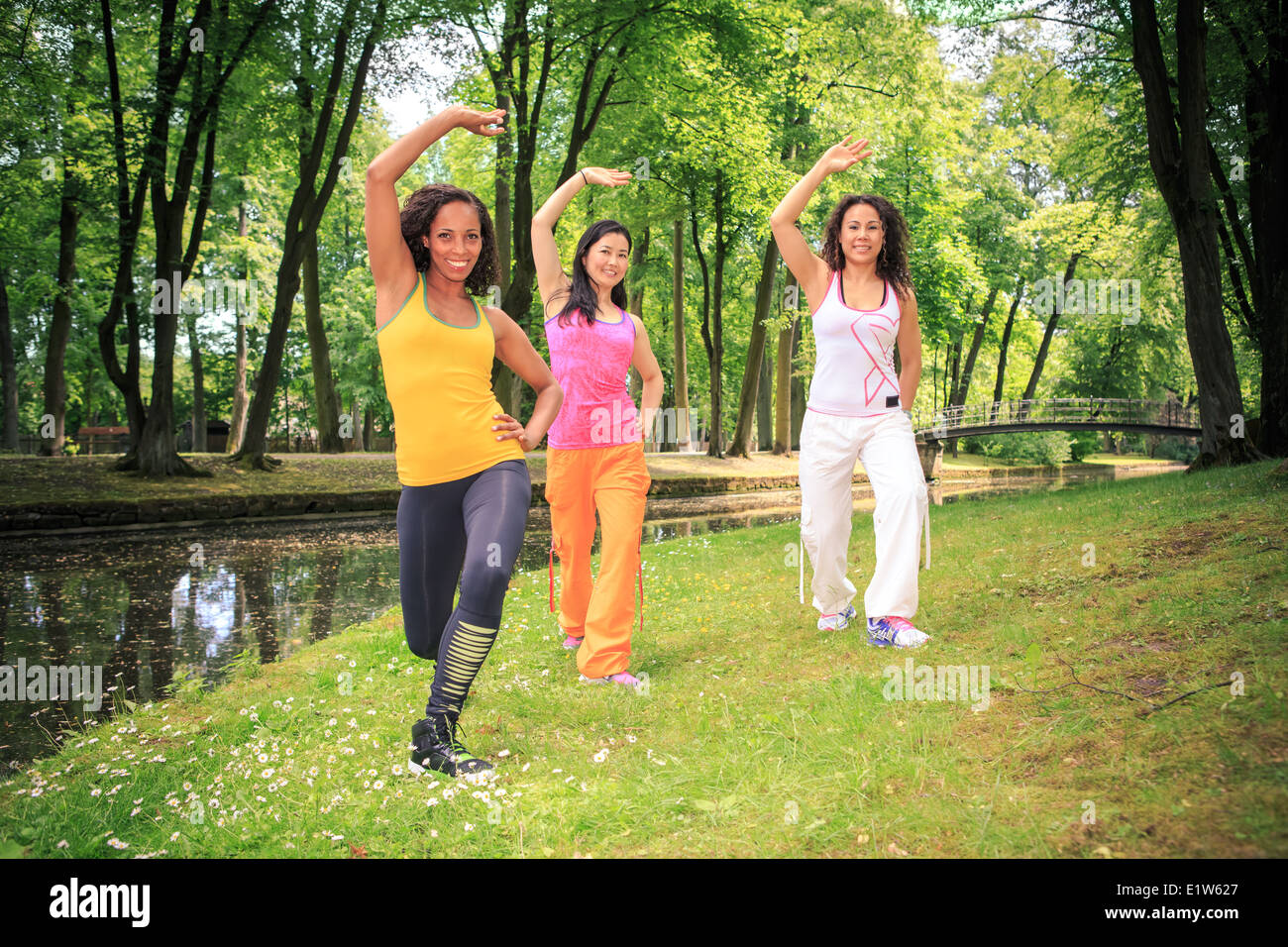 Groupe de femmes danse fitness Zumba danse ou d'aérobic dans un ancien parc Banque D'Images