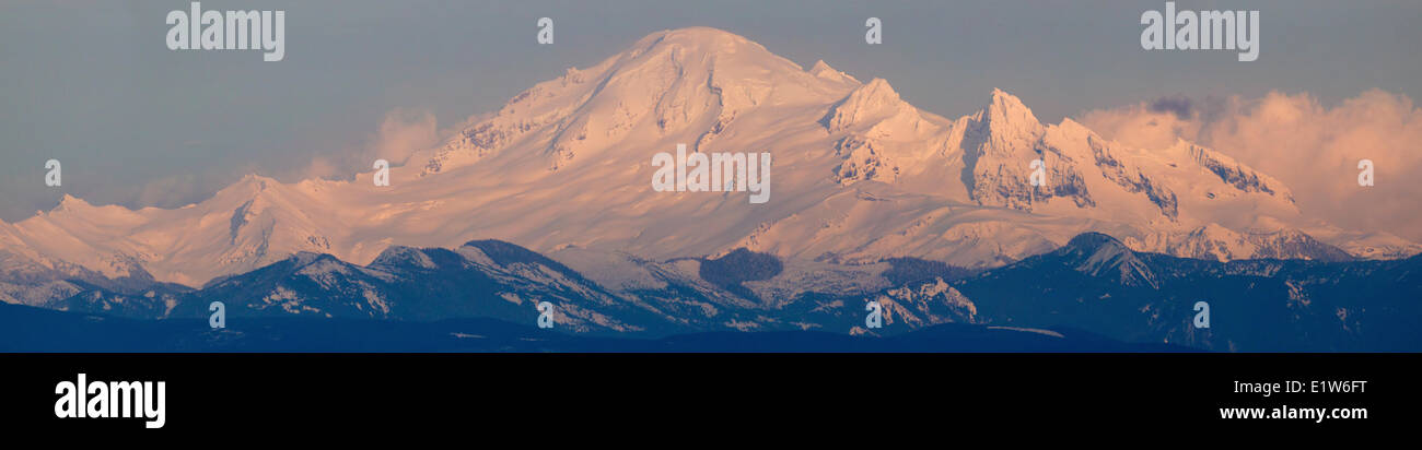 Le mont Baker, Washington, comme vu de Boundary Bay (Colombie-Britannique). Banque D'Images