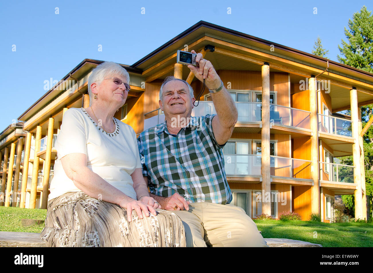 Couple prend un auto-portrait sur les rives du lac Little Shuswap à Quaaout Lodge dans la région de Shuswap en Colombie-Britannique, Canada. Banque D'Images