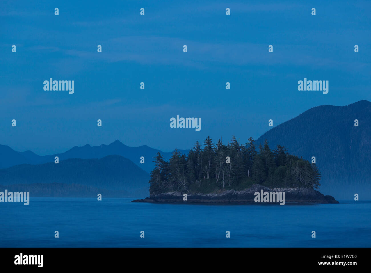 Les baleiniers Islet à la tombée de la partie avec les montagnes côtières de l'île de Vancouver, dans l'arrière-plan. Colombie-britannique Clayoquot Sound Banque D'Images