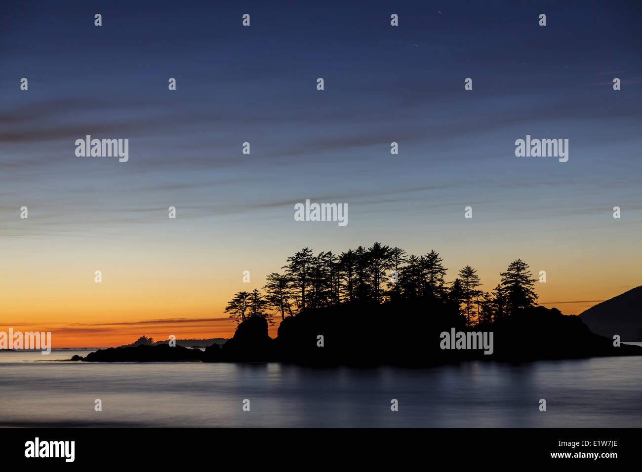Le crépuscule descend sur Whaler Islet au large de la côte ouest de l'île de Vancouver dans la baie Clayoquot Sound, en Colombie-Britannique, Canada. Banque D'Images