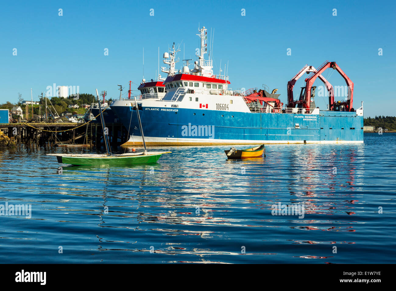 Petits bateaux en bois et de bateau de pêche, front de Lunenburg, Nova Scotia, Canada Banque D'Images