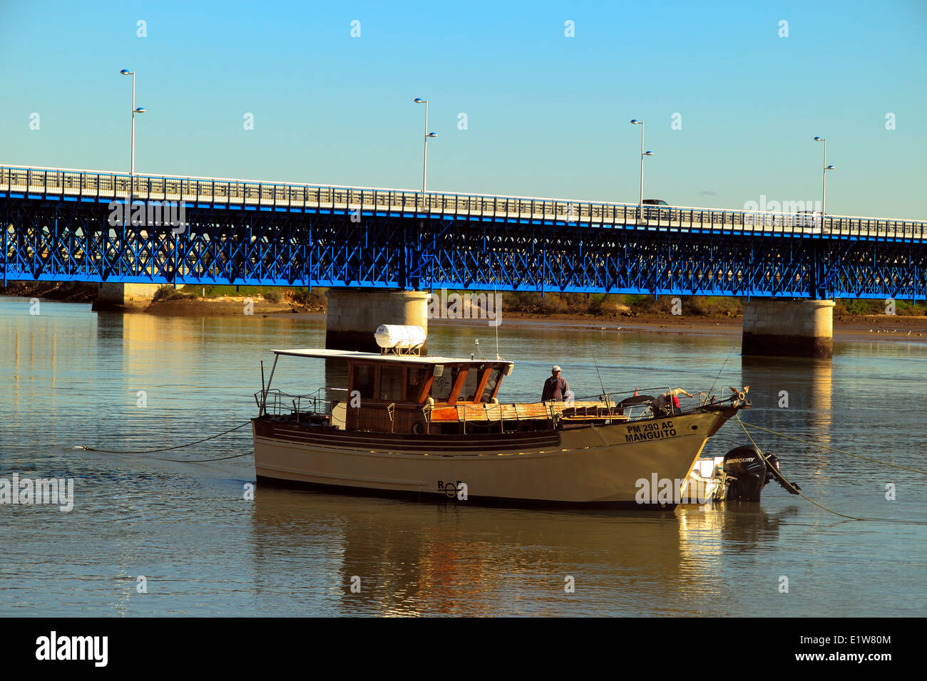 Pont routier sur le fleuve Arade, avec un bateau au premier plan, le port de Portimao, Algarve, Portugal Banque D'Images