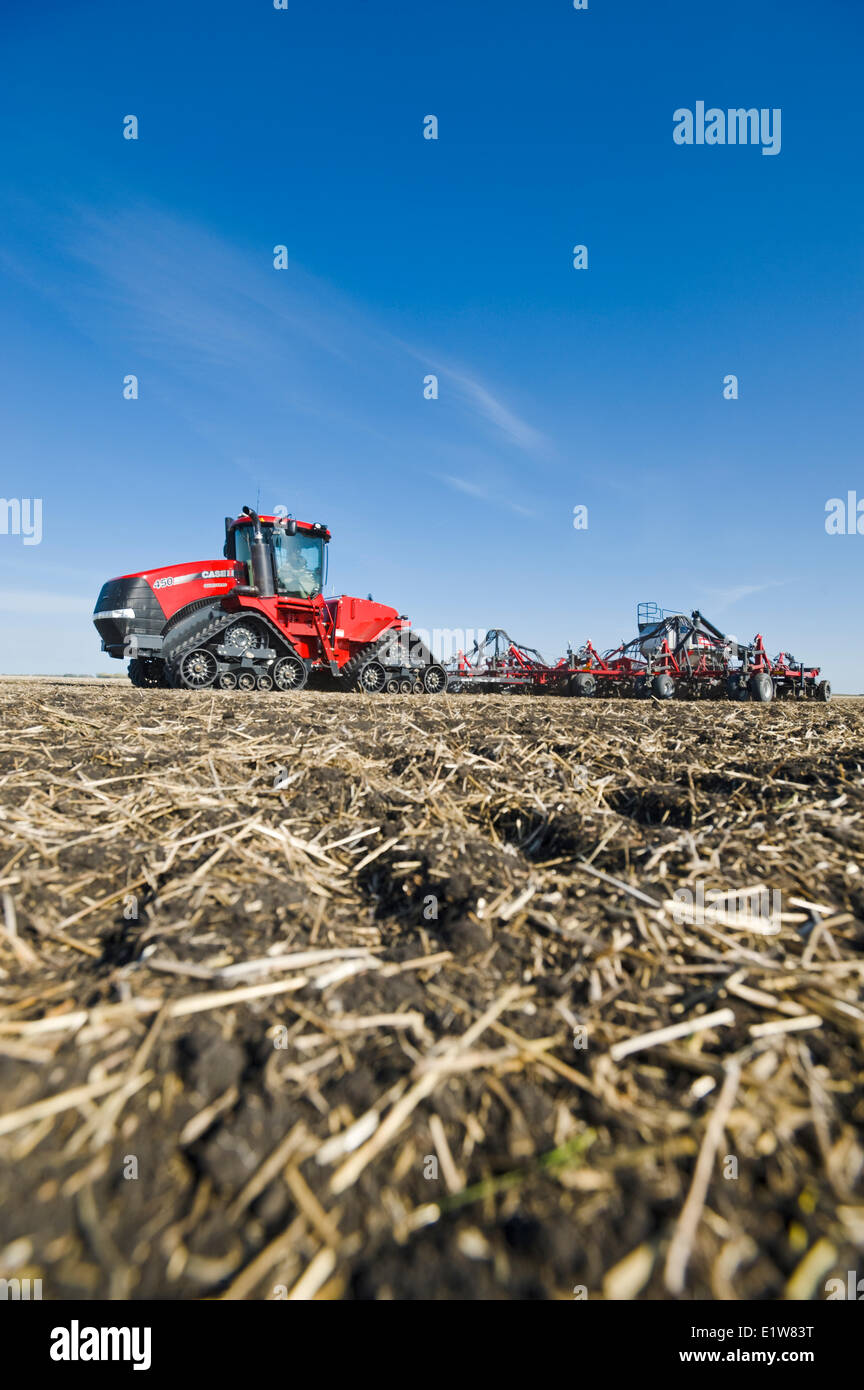Déplacer le tracteur et l'air et jusqu'à la plantation semoir soja en chaumes de céréales, près de Dugald (Manitoba), Canada Banque D'Images
