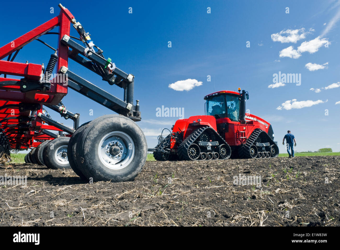 Agriculteur à marcher vers son tracteur Quadtrac et et de l'air jusqu'à seeder, près de Lorette, Manitoba, Canada Banque D'Images