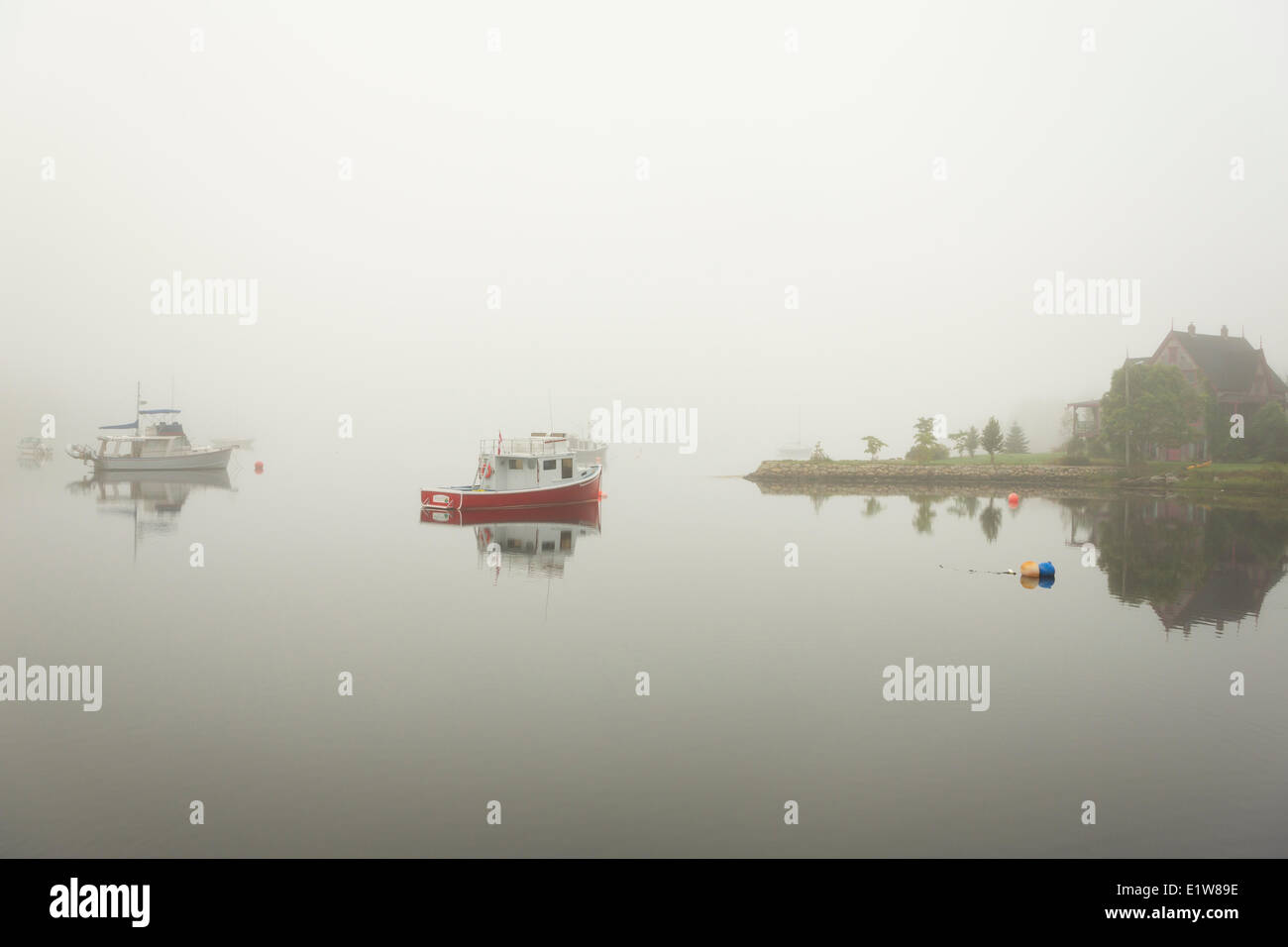 Dans le brouillard du bassin de Chester, Nouvelle-Écosse, Canada Banque D'Images