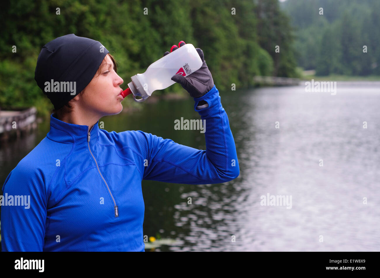 La course et la randonnée sur le sentier autour du lac Sasamat Belcarra, parc régional, Port Moody, Colombie-Britannique, Canada Banque D'Images