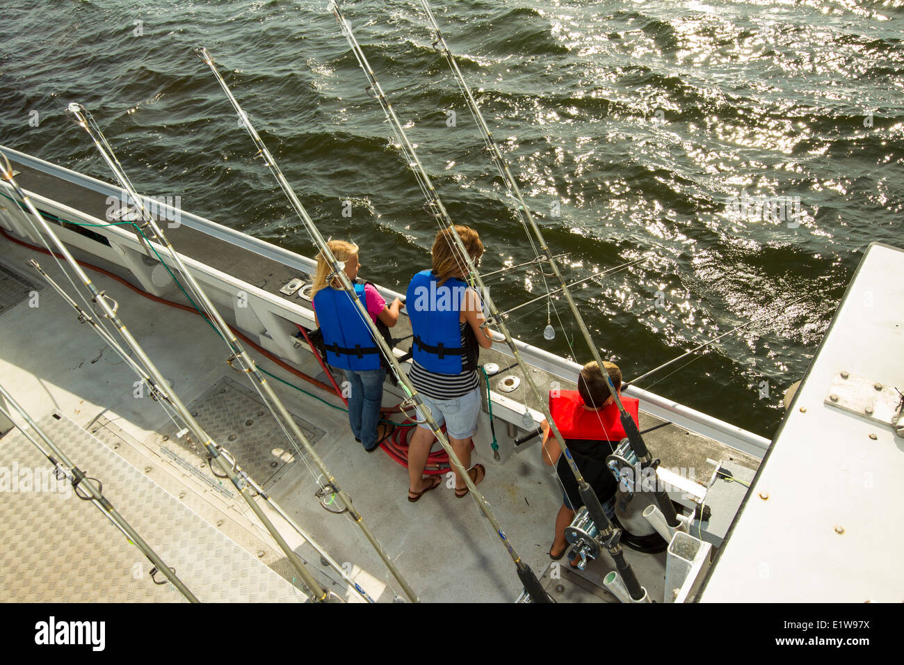 La mère, le fils et la fille de la pêche en haute mer, Northport, Prince Edward Island, Canada Banque D'Images