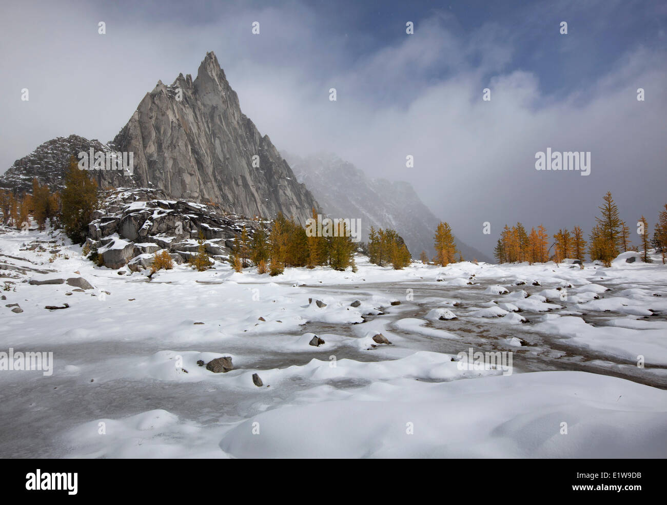 Tarn Gnome et enchantements, Pic Prusik, lacs alpins du bassin du désert, l'État de Washington, États-Unis d'Amérique Banque D'Images