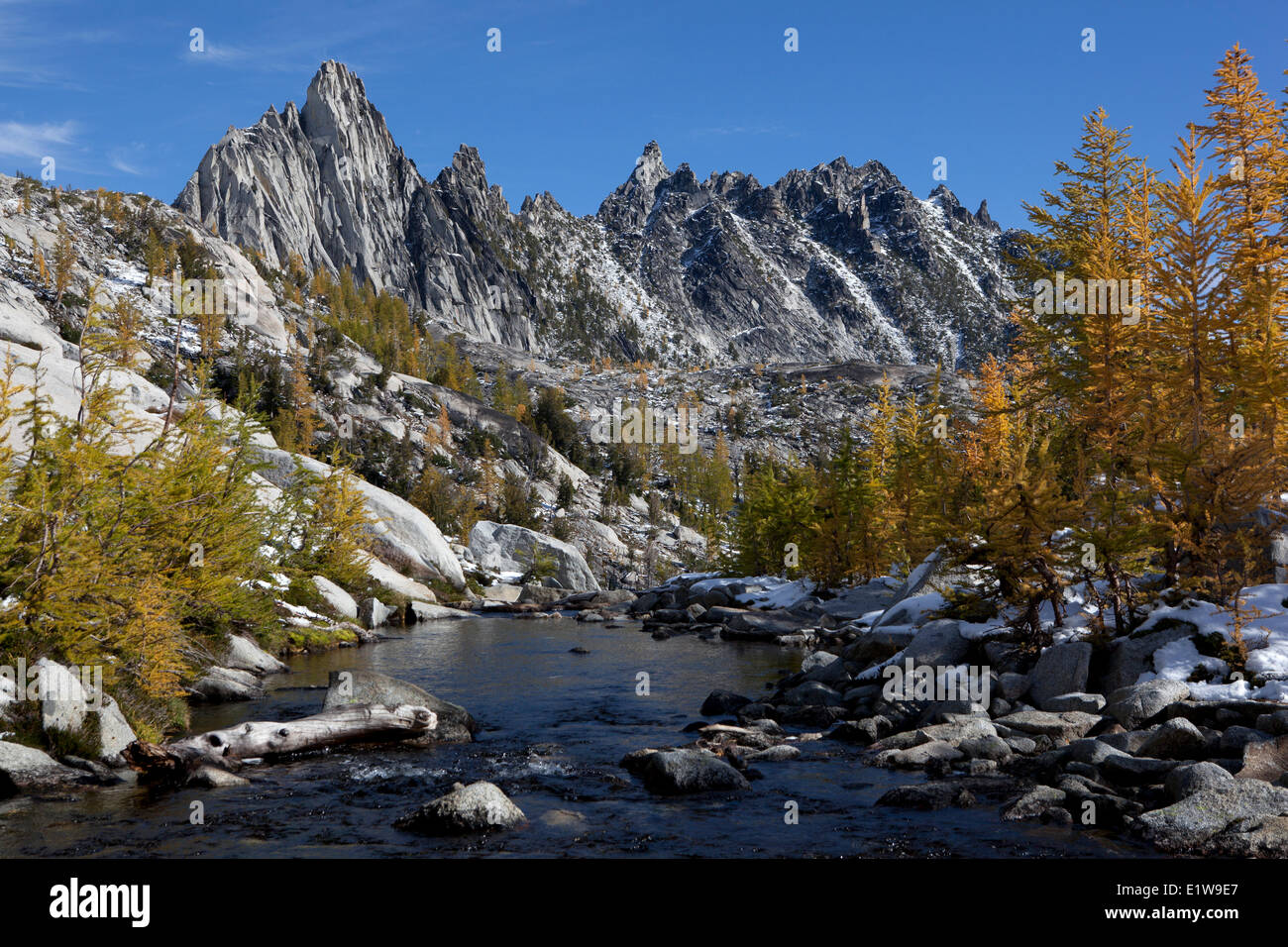 Pic Prusik s'étend de l'écoulement du bassin du lac image-objet, les enchantements, les lacs alpins Désert, Washington, États-Unis d'Amérique Banque D'Images