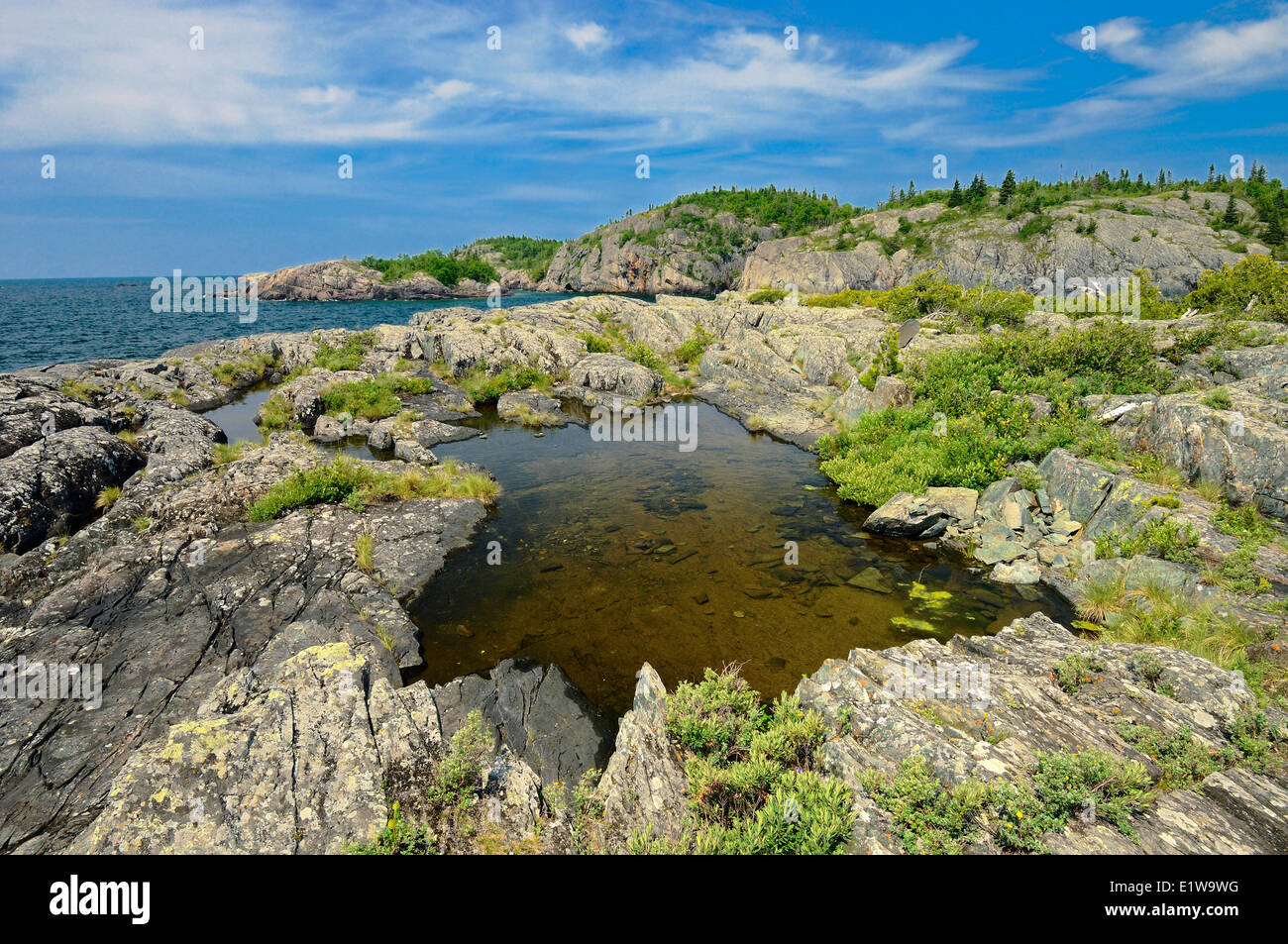 Rivage rocheux le long du lac Supérieur, le parc national Pukaskwa, Ontario, Canada Banque D'Images