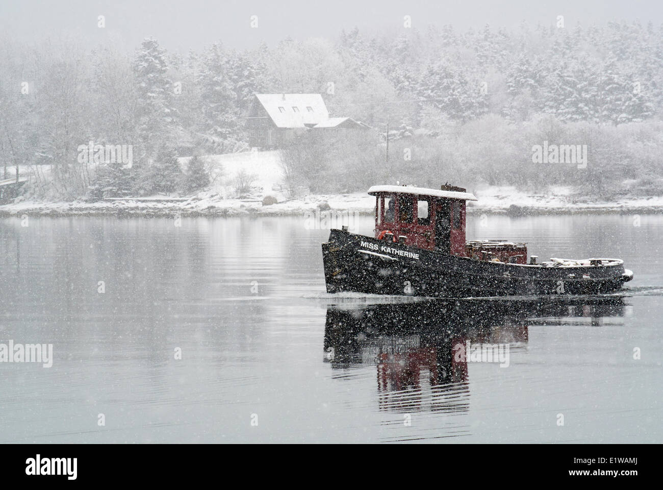 Un petit remorqueur de Miss Katherine dans une neige de printemps, Indian Point près de Mahone Bay, Nova Scotia, Canada Banque D'Images