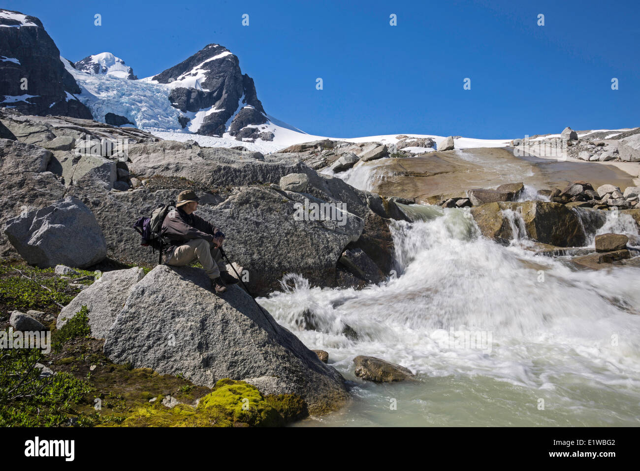 Près de randonneur et cours d'eau, glaciers, montagnes Chilcotin Coast, British Columbia, Canada Banque D'Images