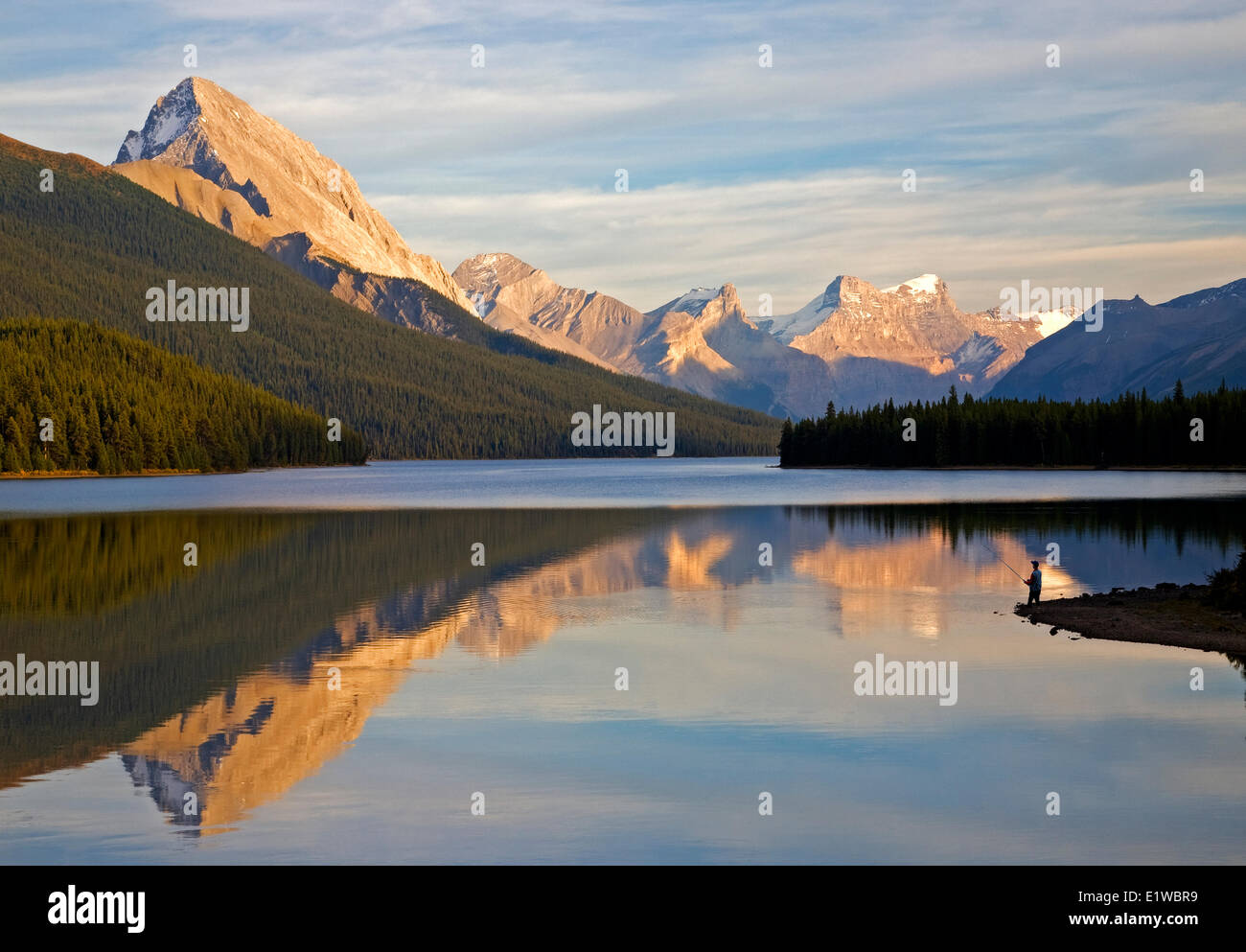 Homme pêcheur de mouche au lac Maligne, parc national Jasper, Alberta, Canada. Banque D'Images