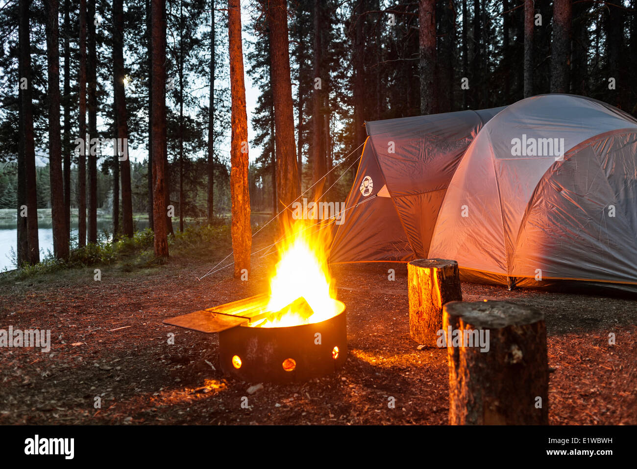 Camping avec la gravure de camp, deux Jack Lake, Banff National Park, Alberta, Canada Banque D'Images