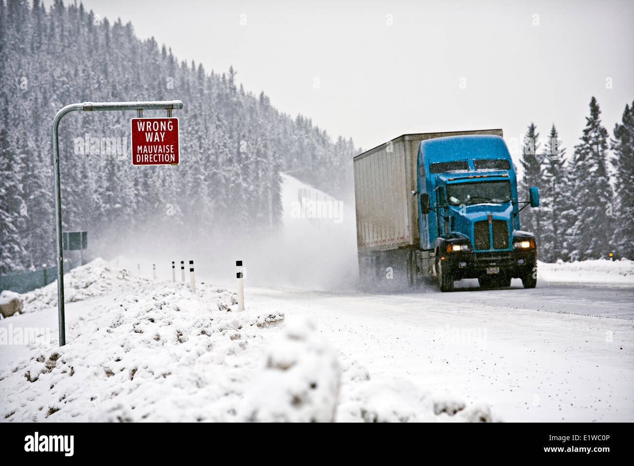 Mauvaise façon de signer et de camion de transport sur la route transcanadienne dans des conditions hivernales près du lac Louise, Alberta, Canada. Banque D'Images