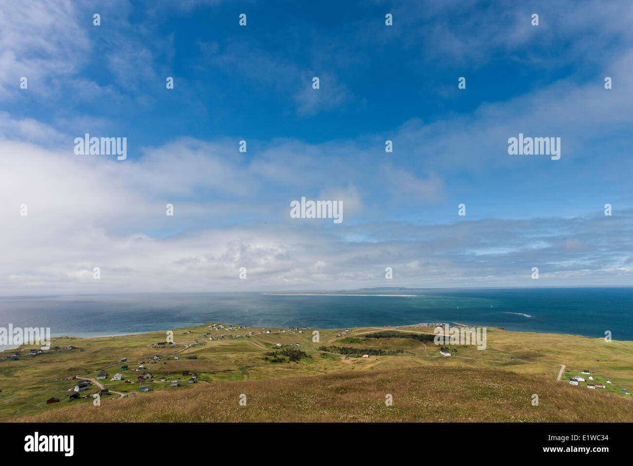 Regardant vers le bas à partir de la grosse colline sur l'île d'entrée aux îles de la Madeleine, Québec. Allen McEachern. Banque D'Images