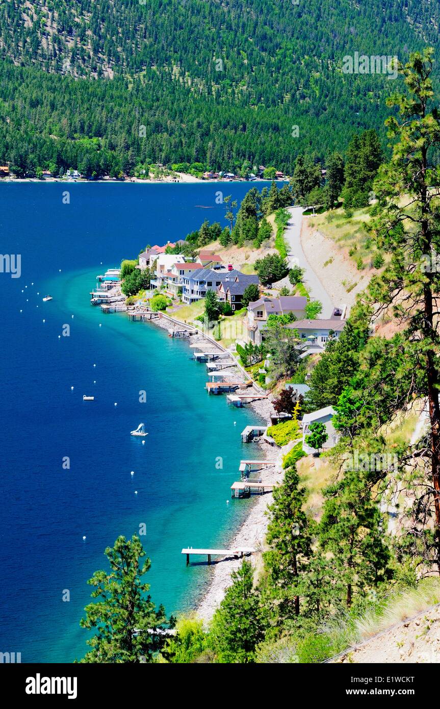 Maisons au bord de l'eau et de quais sur le lac Chelan dans l'État de Washington, USA. Banque D'Images