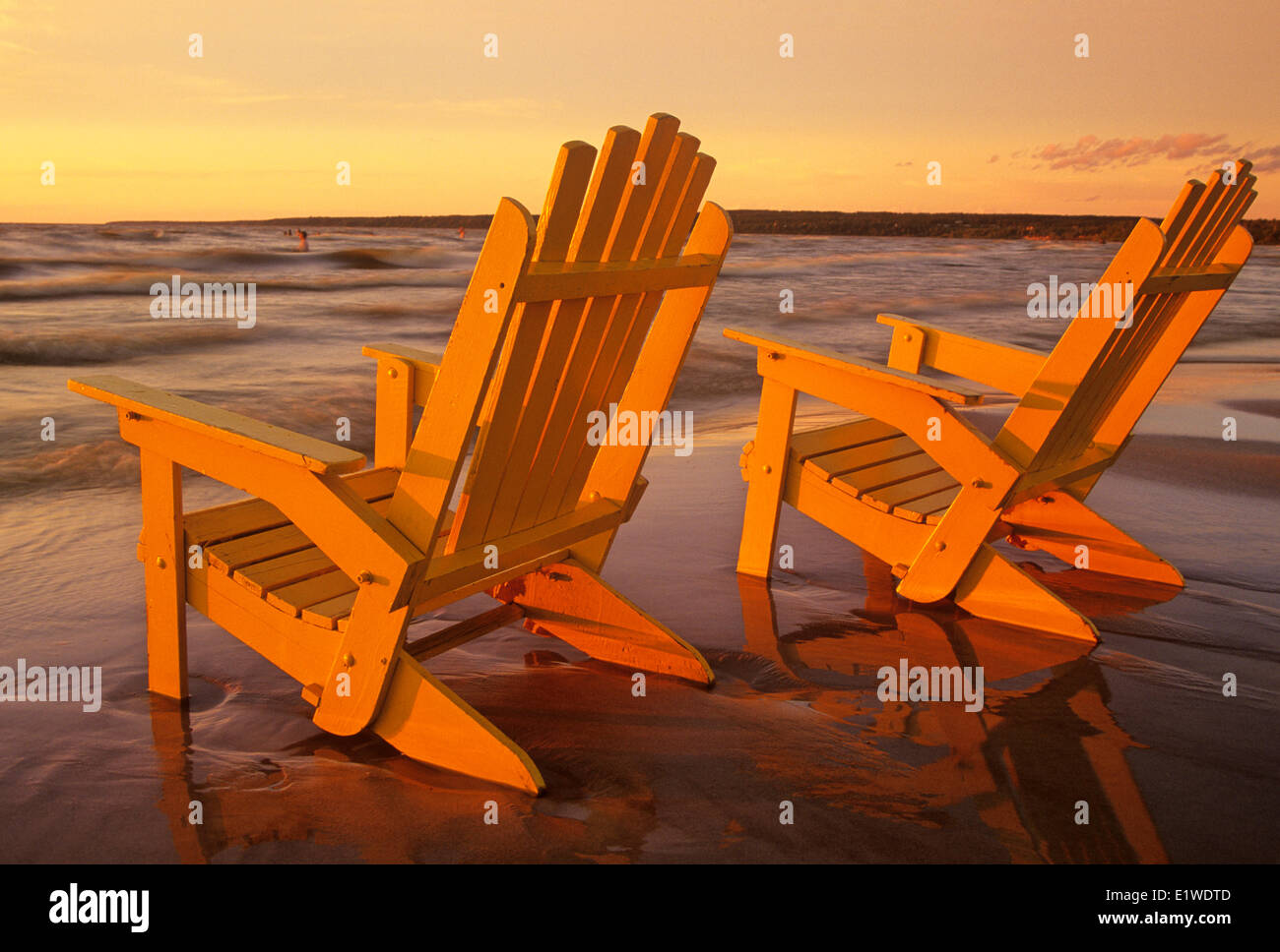 Chaises Adirondack sur plage, le parc provincial de Grand Beach, Manitoba, Canada Banque D'Images