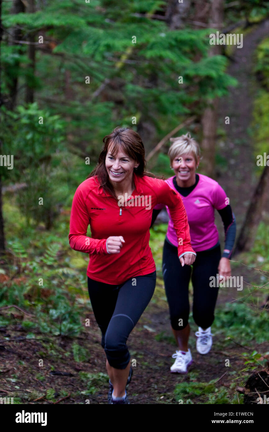 Deux amis courir le long des sentiers près du Cap Lazo marsh à Comox. La vallée de Comox Comox en Colombie-Britannique, île de Vancouver Banque D'Images