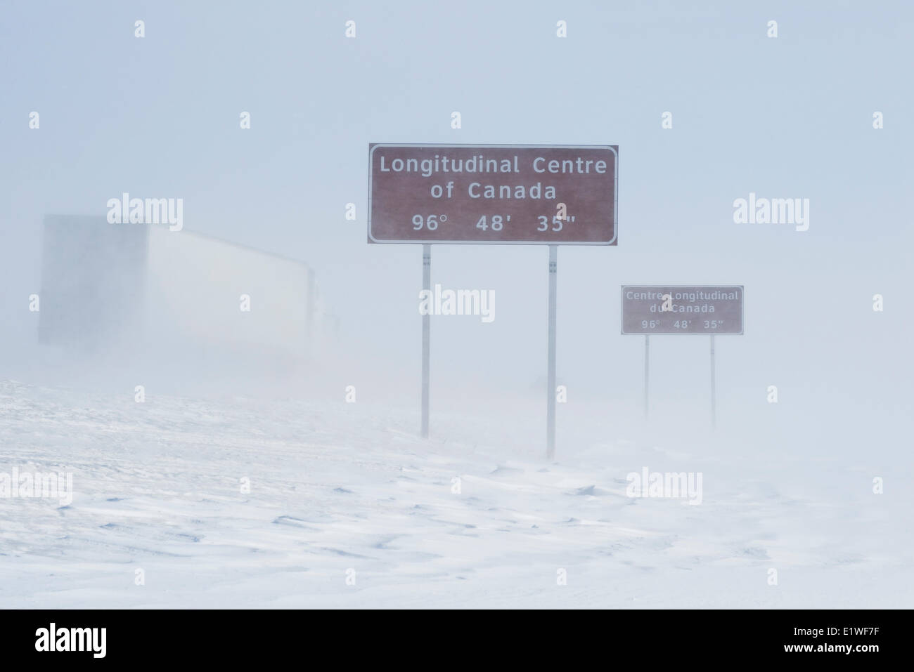 Signalisation le long de la route transcanadienne à l'est de Winnipeg au cours de l'hiver, Manitoba, Canada Banque D'Images