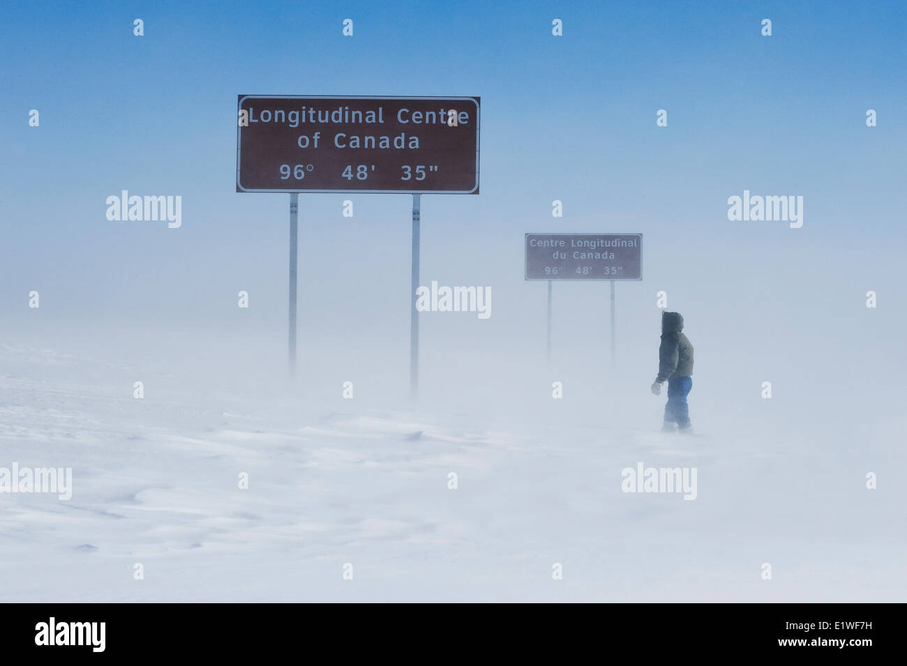 Signalisation le long de la route transcanadienne à l'est de Winnipeg au cours de l'hiver, Manitoba, Canada Banque D'Images