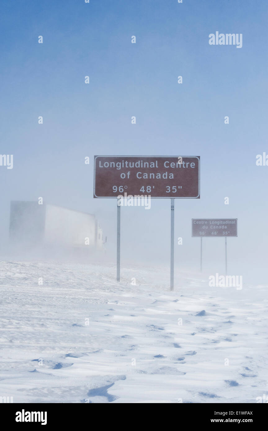 Signalisation le long de la route transcanadienne à l'est de Winnipeg au cours de l'hiver, Manitoba, Canada Banque D'Images
