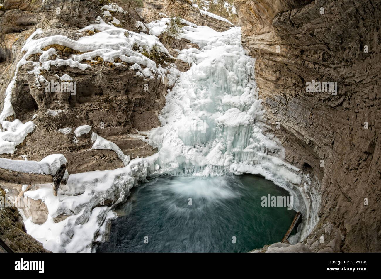 À Johnston Canyon Lower Falls à l'hiver. Le parc national Banff, Alberta, Canada. Banque D'Images