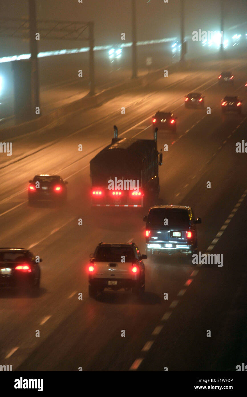 Les voitures qui circulent sur la route de nuit Banque D'Images