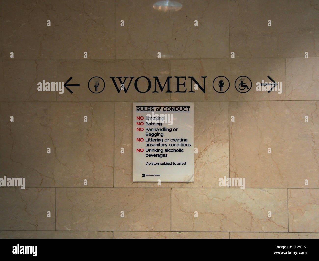 Les toilettes publiques entrée dans Grand Central Station, New York, USA, 30 mai 2014, © Katharine Andriotis Banque D'Images