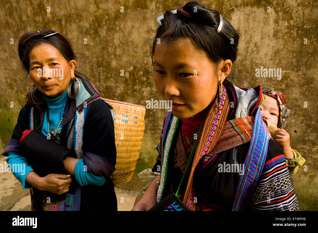 Trois générations de femmes Hmong, Hue, Vietnam Banque D'Images