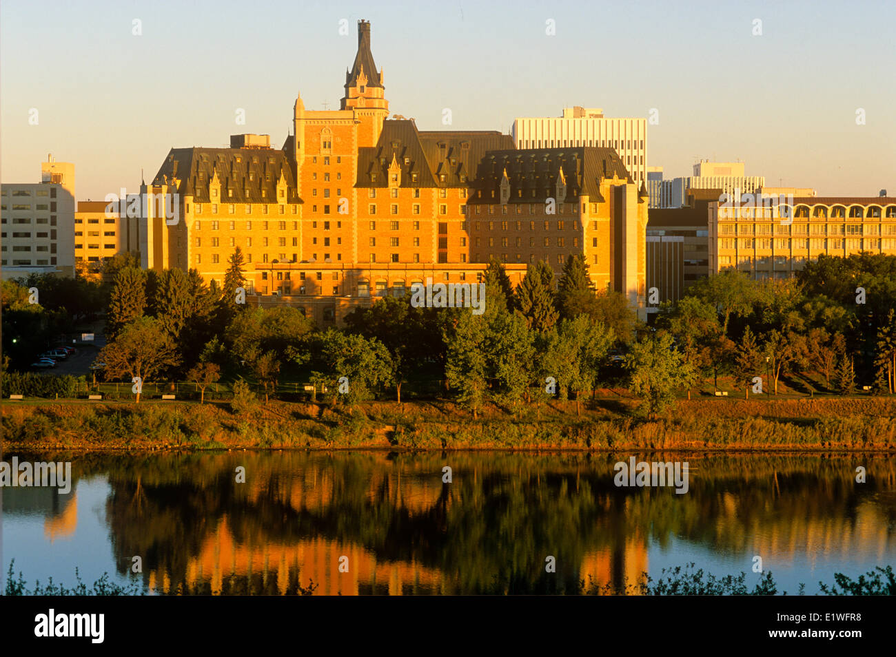 L'hôtel Delta Bessborough reflétée dans la rivière Saskatchewan Sud au lever du soleil, Saskatoon, Saskatchewan, Canada Banque D'Images