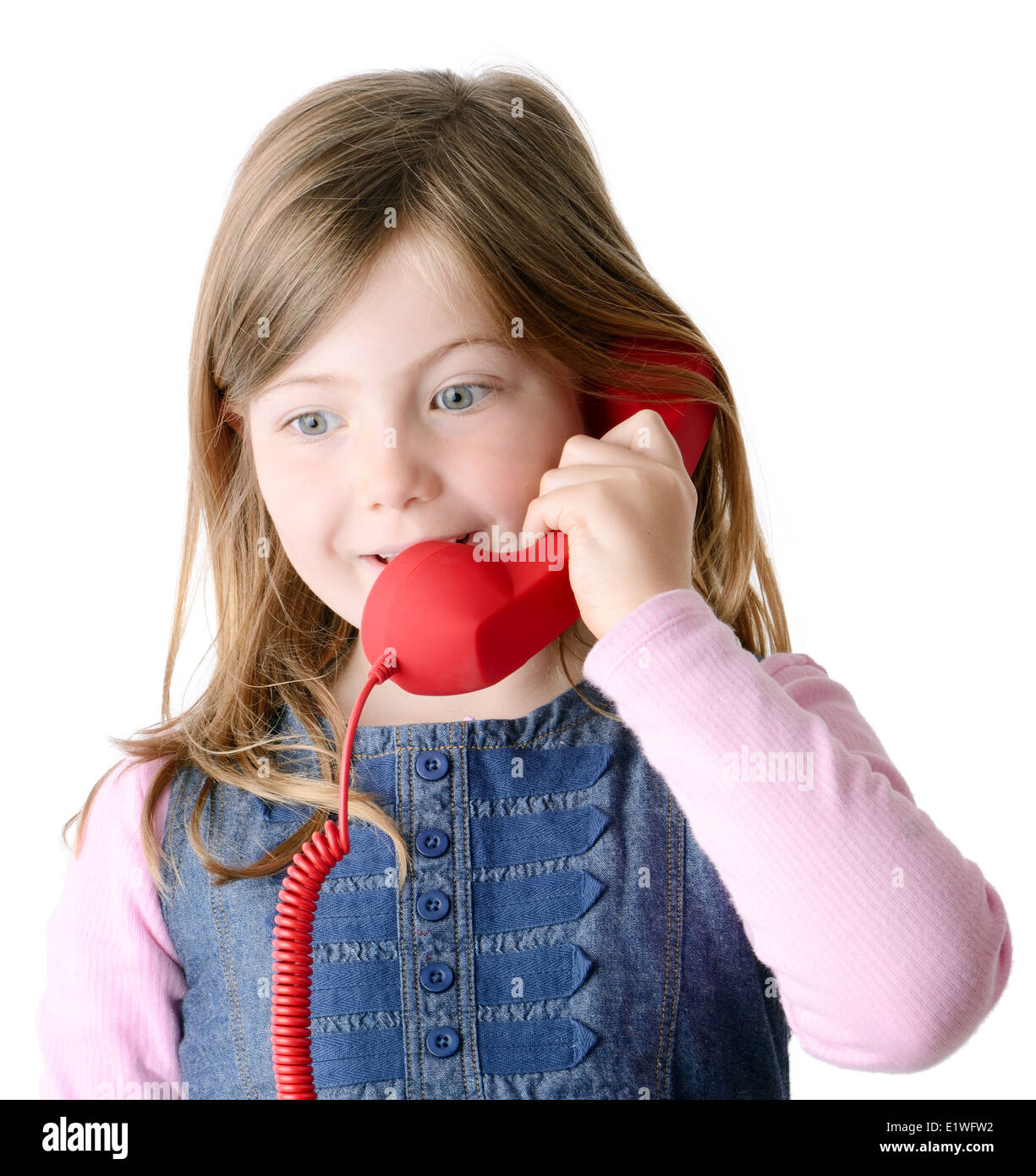 Jeune fille à parler au téléphone avec l'expression heureuse isolé sur fond blanc Banque D'Images