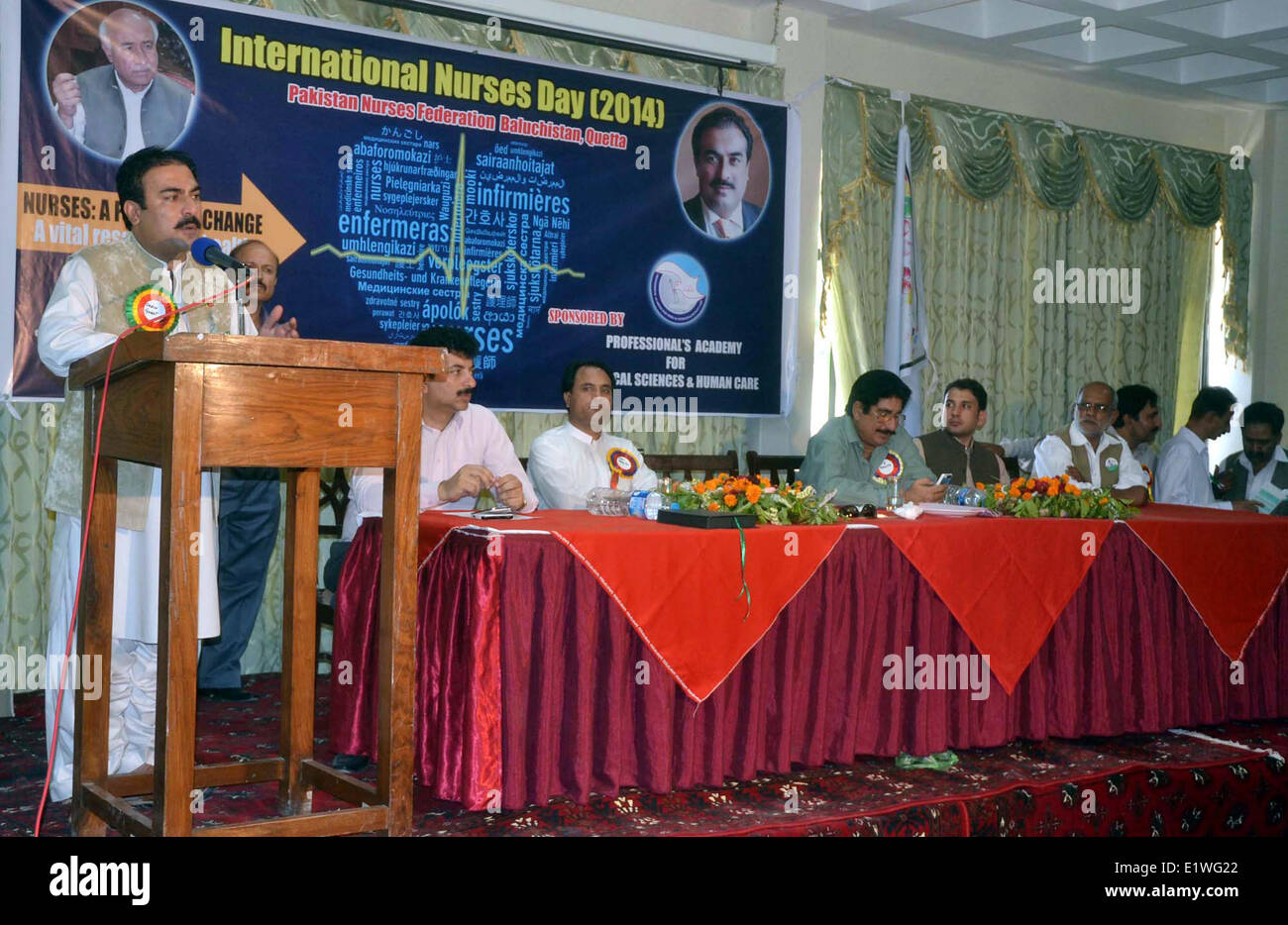 Le ministre de la Santé, du Balouchistan Mir Rehmat Sahel Baloch adresses de cérémonie dans le cadre de la Journée internationale des infirmières organisé par la Fédération des infirmières et infirmiers du Baloutchistan a tenu à Quetta, le mardi 10 juin 2014. Banque D'Images