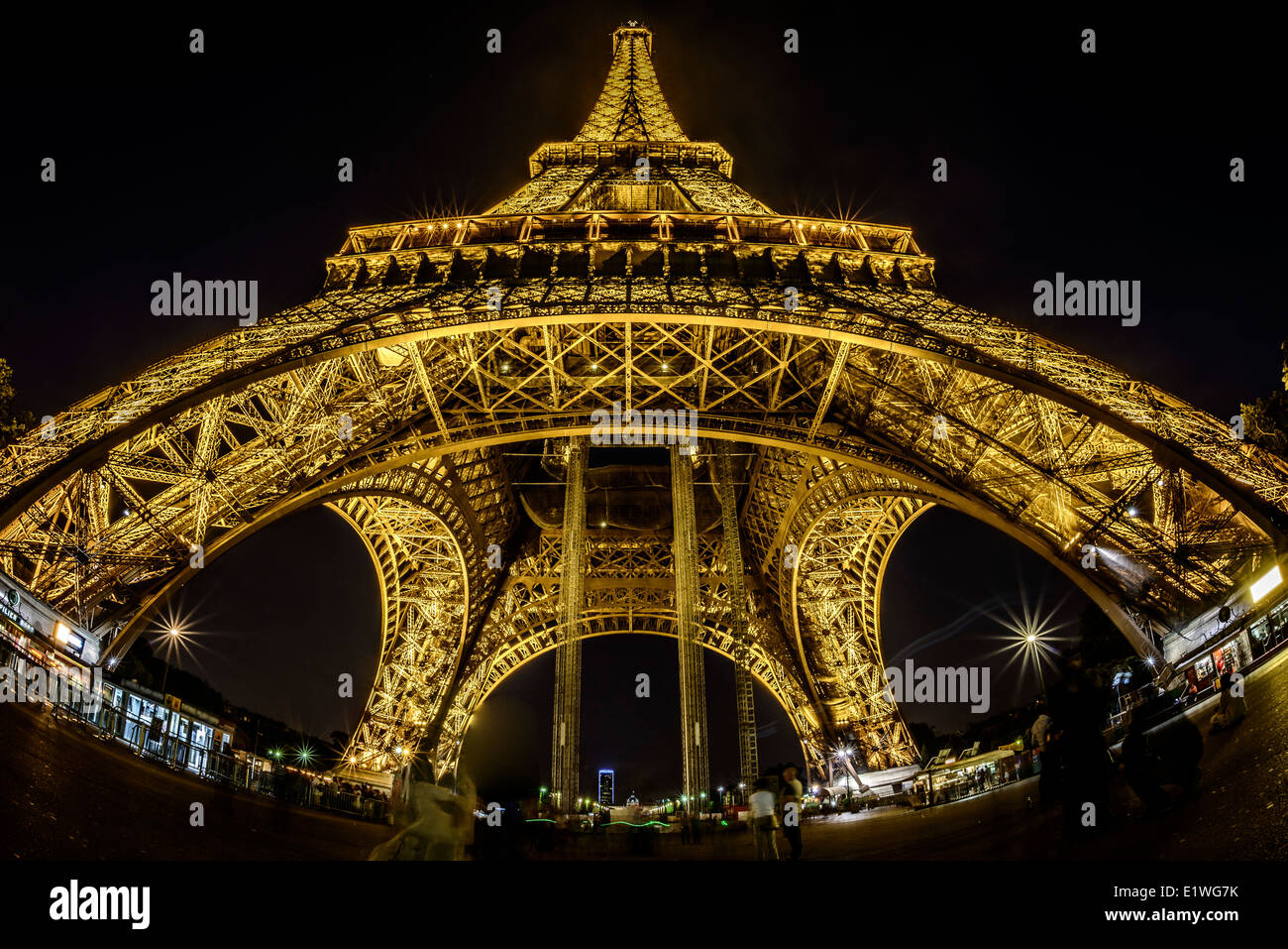 Paris - le 28 août : Fish-Eye Vue sur Tour Eiffel la nuit le 28 août 2013 à Paris, France Banque D'Images