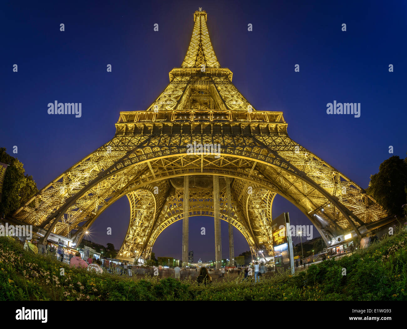 Paris - le 28 août : Fish-Eye Vue sur Tour Eiffel la nuit le 28 août 2013 à Paris, France Banque D'Images