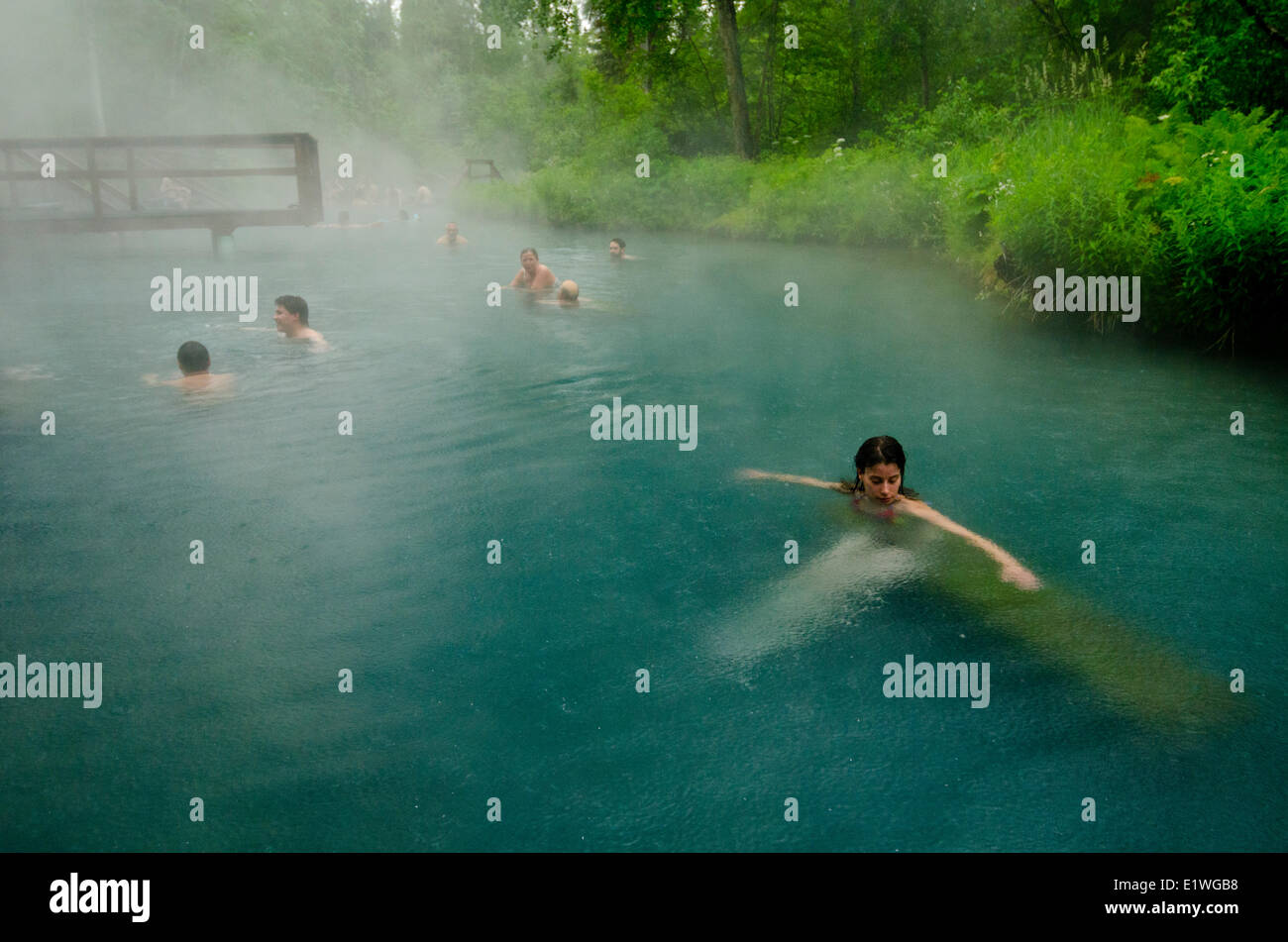 Les baigneurs faire tremper dans les sources thermales de la rivière Liard, dans le Nord de la Colombie-Britannique, Canada Banque D'Images